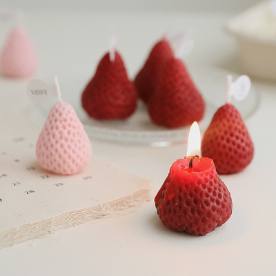 Kırmızı Pembe Çilek Soya Balmumu Oymalı Mum Aromalı Ev Kokulu Handmad